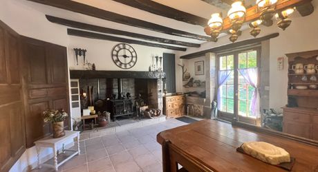 CHARMANT ENSEMBLE EN PIERRE. CADRE TRANQUILLE MAIS À SEULEMENT 2 MIN DES COMMODITÉS. MAISON PRINCIPALE, GRANDE MAISON D'AMIS, PISCINE, SUPERBE GRANGE SUR 3,3 HECTARES DE TERRAIN. PF90330