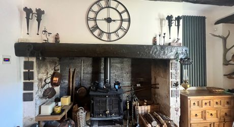 CHARMANT ENSEMBLE EN PIERRE. CADRE TRANQUILLE MAIS À SEULEMENT 2 MIN DES COMMODITÉS. MAISON PRINCIPALE, GRANDE MAISON D'AMIS, PISCINE, SUPERBE GRANGE SUR 3,3 HECTARES DE TERRAIN. PF90330