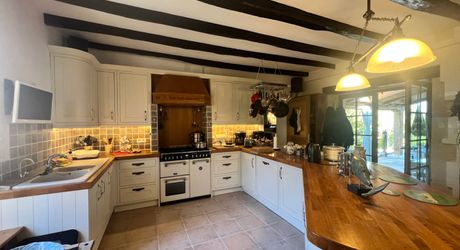 CHARMANT ENSEMBLE EN PIERRE. CADRE TRANQUILLE MAIS À SEULEMENT 2 MIN DES COMMODITÉS. MAISON PRINCIPALE, GRANDE MAISON D'AMIS, PISCINE, SUPERBE GRANGE SUR 3,3 HECTARES DE TERRAIN. PF90330