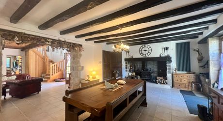 CHARMANT ENSEMBLE EN PIERRE. CADRE TRANQUILLE MAIS À SEULEMENT 2 MIN DES COMMODITÉS. MAISON PRINCIPALE, GRANDE MAISON D'AMIS, PISCINE, SUPERBE GRANGE SUR 3,3 HECTARES DE TERRAIN. PF90330