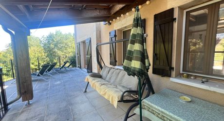 CHARMANT ENSEMBLE EN PIERRE. CADRE TRANQUILLE MAIS À SEULEMENT 2 MIN DES COMMODITÉS. MAISON PRINCIPALE, GRANDE MAISON D'AMIS, PISCINE, SUPERBE GRANGE SUR 3,3 HECTARES DE TERRAIN. PF90330