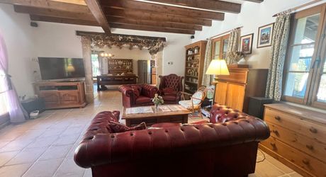 CHARMANT ENSEMBLE EN PIERRE. CADRE TRANQUILLE MAIS À SEULEMENT 2 MIN DES COMMODITÉS. MAISON PRINCIPALE, GRANDE MAISON D'AMIS, PISCINE, SUPERBE GRANGE SUR 3,3 HECTARES DE TERRAIN. PF90330