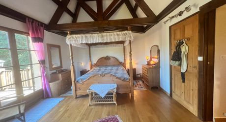 CHARMANT ENSEMBLE EN PIERRE. CADRE TRANQUILLE MAIS À SEULEMENT 2 MIN DES COMMODITÉS. MAISON PRINCIPALE, GRANDE MAISON D'AMIS, PISCINE, SUPERBE GRANGE SUR 3,3 HECTARES DE TERRAIN. PF90330