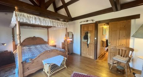 CHARMANT ENSEMBLE EN PIERRE. CADRE TRANQUILLE MAIS À SEULEMENT 2 MIN DES COMMODITÉS. MAISON PRINCIPALE, GRANDE MAISON D'AMIS, PISCINE, SUPERBE GRANGE SUR 3,3 HECTARES DE TERRAIN. PF90330