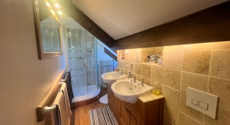 CHARMANT ENSEMBLE EN PIERRE. CADRE TRANQUILLE MAIS À SEULEMENT 2 MIN DES COMMODITÉS. MAISON PRINCIPALE, GRANDE MAISON D'AMIS, PISCINE, SUPERBE GRANGE SUR 3,3 HECTARES DE TERRAIN. PF90330