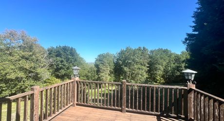 CHARMANT ENSEMBLE EN PIERRE. CADRE TRANQUILLE MAIS À SEULEMENT 2 MIN DES COMMODITÉS. MAISON PRINCIPALE, GRANDE MAISON D'AMIS, PISCINE, SUPERBE GRANGE SUR 3,3 HECTARES DE TERRAIN. PF90330