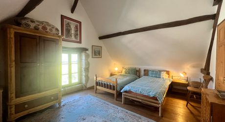 CHARMANT ENSEMBLE EN PIERRE. CADRE TRANQUILLE MAIS À SEULEMENT 2 MIN DES COMMODITÉS. MAISON PRINCIPALE, GRANDE MAISON D'AMIS, PISCINE, SUPERBE GRANGE SUR 3,3 HECTARES DE TERRAIN. PF90330