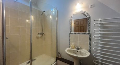 CHARMANT ENSEMBLE EN PIERRE. CADRE TRANQUILLE MAIS À SEULEMENT 2 MIN DES COMMODITÉS. MAISON PRINCIPALE, GRANDE MAISON D'AMIS, PISCINE, SUPERBE GRANGE SUR 3,3 HECTARES DE TERRAIN. PF90330