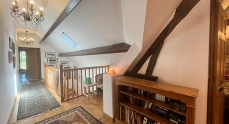 CHARMANT ENSEMBLE EN PIERRE. CADRE TRANQUILLE MAIS À SEULEMENT 2 MIN DES COMMODITÉS. MAISON PRINCIPALE, GRANDE MAISON D'AMIS, PISCINE, SUPERBE GRANGE SUR 3,3 HECTARES DE TERRAIN. PF90330