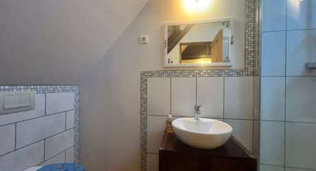 CHARMANT ENSEMBLE EN PIERRE. CADRE TRANQUILLE MAIS À SEULEMENT 2 MIN DES COMMODITÉS. MAISON PRINCIPALE, GRANDE MAISON D'AMIS, PISCINE, SUPERBE GRANGE SUR 3,3 HECTARES DE TERRAIN. PF90330