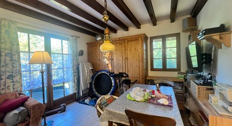 CHARMANT ENSEMBLE EN PIERRE. CADRE TRANQUILLE MAIS À SEULEMENT 2 MIN DES COMMODITÉS. MAISON PRINCIPALE, GRANDE MAISON D'AMIS, PISCINE, SUPERBE GRANGE SUR 3,3 HECTARES DE TERRAIN. PF90330