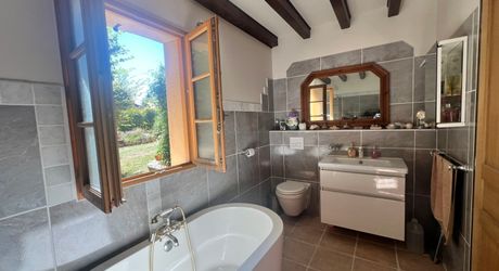 CHARMANT ENSEMBLE EN PIERRE. CADRE TRANQUILLE MAIS À SEULEMENT 2 MIN DES COMMODITÉS. MAISON PRINCIPALE, GRANDE MAISON D'AMIS, PISCINE, SUPERBE GRANGE SUR 3,3 HECTARES DE TERRAIN. PF90330