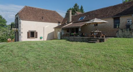CHARMANT ENSEMBLE EN PIERRE. CADRE TRANQUILLE MAIS À SEULEMENT 2 MIN DES COMMODITÉS. MAISON PRINCIPALE, GRANDE MAISON D'AMIS, PISCINE, SUPERBE GRANGE SUR 3,3 HECTARES DE TERRAIN. PF90330