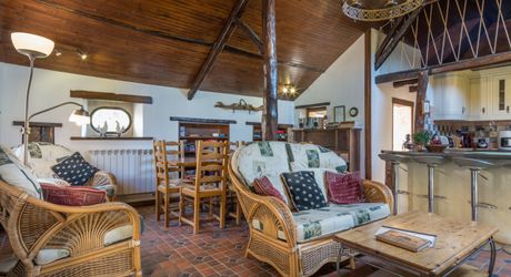 CHARMANT ENSEMBLE EN PIERRE. CADRE TRANQUILLE MAIS À SEULEMENT 2 MIN DES COMMODITÉS. MAISON PRINCIPALE, GRANDE MAISON D'AMIS, PISCINE, SUPERBE GRANGE SUR 3,3 HECTARES DE TERRAIN. PF90330