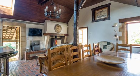 CHARMANT ENSEMBLE EN PIERRE. CADRE TRANQUILLE MAIS À SEULEMENT 2 MIN DES COMMODITÉS. MAISON PRINCIPALE, GRANDE MAISON D'AMIS, PISCINE, SUPERBE GRANGE SUR 3,3 HECTARES DE TERRAIN. PF90330