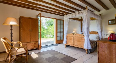 CHARMANT ENSEMBLE EN PIERRE. CADRE TRANQUILLE MAIS À SEULEMENT 2 MIN DES COMMODITÉS. MAISON PRINCIPALE, GRANDE MAISON D'AMIS, PISCINE, SUPERBE GRANGE SUR 3,3 HECTARES DE TERRAIN. PF90330