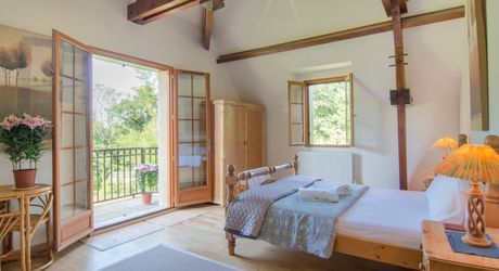 CHARMANT ENSEMBLE EN PIERRE. CADRE TRANQUILLE MAIS À SEULEMENT 2 MIN DES COMMODITÉS. MAISON PRINCIPALE, GRANDE MAISON D'AMIS, PISCINE, SUPERBE GRANGE SUR 3,3 HECTARES DE TERRAIN. PF90330