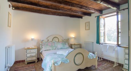 CHARMANT ENSEMBLE EN PIERRE. CADRE TRANQUILLE MAIS À SEULEMENT 2 MIN DES COMMODITÉS. MAISON PRINCIPALE, GRANDE MAISON D'AMIS, PISCINE, SUPERBE GRANGE SUR 3,3 HECTARES DE TERRAIN. PF90330