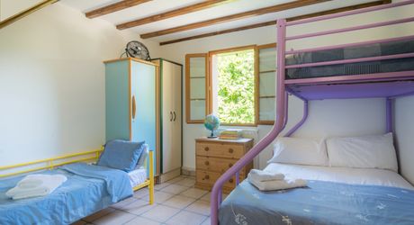 CHARMANT ENSEMBLE EN PIERRE. CADRE TRANQUILLE MAIS À SEULEMENT 2 MIN DES COMMODITÉS. MAISON PRINCIPALE, GRANDE MAISON D'AMIS, PISCINE, SUPERBE GRANGE SUR 3,3 HECTARES DE TERRAIN. PF90330