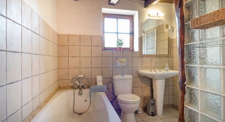 CHARMANT ENSEMBLE EN PIERRE. CADRE TRANQUILLE MAIS À SEULEMENT 2 MIN DES COMMODITÉS. MAISON PRINCIPALE, GRANDE MAISON D'AMIS, PISCINE, SUPERBE GRANGE SUR 3,3 HECTARES DE TERRAIN. PF90330