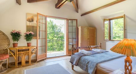 CHARMANT ENSEMBLE EN PIERRE. CADRE TRANQUILLE MAIS À SEULEMENT 2 MIN DES COMMODITÉS. MAISON PRINCIPALE, GRANDE MAISON D'AMIS, PISCINE, SUPERBE GRANGE SUR 3,3 HECTARES DE TERRAIN. PF90330