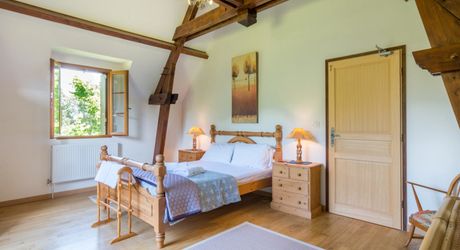 CHARMANT ENSEMBLE EN PIERRE. CADRE TRANQUILLE MAIS À SEULEMENT 2 MIN DES COMMODITÉS. MAISON PRINCIPALE, GRANDE MAISON D'AMIS, PISCINE, SUPERBE GRANGE SUR 3,3 HECTARES DE TERRAIN. PF90330