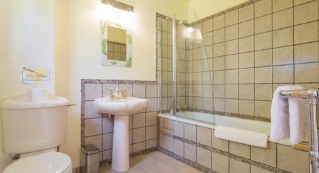 CHARMANT ENSEMBLE EN PIERRE. CADRE TRANQUILLE MAIS À SEULEMENT 2 MIN DES COMMODITÉS. MAISON PRINCIPALE, GRANDE MAISON D'AMIS, PISCINE, SUPERBE GRANGE SUR 3,3 HECTARES DE TERRAIN. PF90330