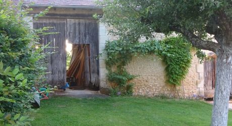 CHARMANT ENSEMBLE EN PIERRE. CADRE TRANQUILLE MAIS À SEULEMENT 2 MIN DES COMMODITÉS. MAISON PRINCIPALE, GRANDE MAISON D'AMIS, PISCINE, SUPERBE GRANGE SUR 3,3 HECTARES DE TERRAIN. PF90330