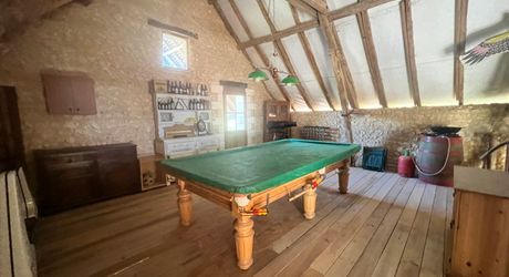 CHARMANT ENSEMBLE EN PIERRE. CADRE TRANQUILLE MAIS À SEULEMENT 2 MIN DES COMMODITÉS. MAISON PRINCIPALE, GRANDE MAISON D'AMIS, PISCINE, SUPERBE GRANGE SUR 3,3 HECTARES DE TERRAIN. PF90330