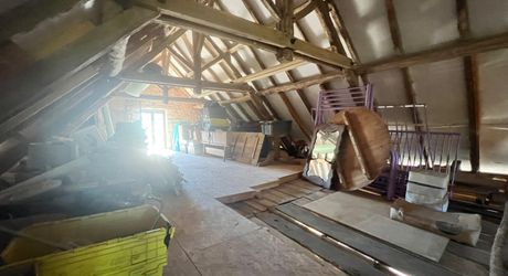 CHARMANT ENSEMBLE EN PIERRE. CADRE TRANQUILLE MAIS À SEULEMENT 2 MIN DES COMMODITÉS. MAISON PRINCIPALE, GRANDE MAISON D'AMIS, PISCINE, SUPERBE GRANGE SUR 3,3 HECTARES DE TERRAIN. PF90330