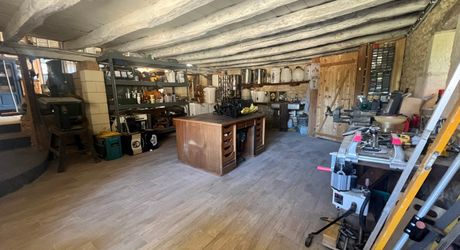 CHARMANT ENSEMBLE EN PIERRE. CADRE TRANQUILLE MAIS À SEULEMENT 2 MIN DES COMMODITÉS. MAISON PRINCIPALE, GRANDE MAISON D'AMIS, PISCINE, SUPERBE GRANGE SUR 3,3 HECTARES DE TERRAIN. PF90330