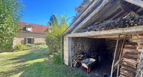 CHARMANT ENSEMBLE EN PIERRE. CADRE TRANQUILLE MAIS À SEULEMENT 2 MIN DES COMMODITÉS. MAISON PRINCIPALE, GRANDE MAISON D'AMIS, PISCINE, SUPERBE GRANGE SUR 3,3 HECTARES DE TERRAIN. PF90330