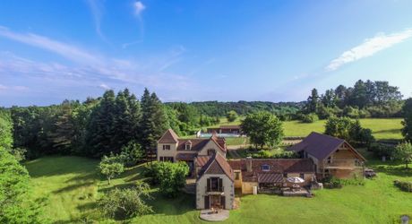 CHARMANT ENSEMBLE EN PIERRE. CADRE TRANQUILLE MAIS À SEULEMENT 2 MIN DES COMMODITÉS. MAISON PRINCIPALE, GRANDE MAISON D'AMIS, PISCINE, SUPERBE GRANGE SUR 3,3 HECTARES DE TERRAIN. PF90330