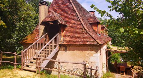 SUPERBLY LOCATED, AN 18TH CENTURY BEAUTIFUL DOMAIN OF 200SQM MAIN HOUSE, FARM HOUSE TO BE RESTORED, 2 LARGE BARNS, SWIMMING POOL, ON 28 GLORIOUS ARCES.  DEP0243