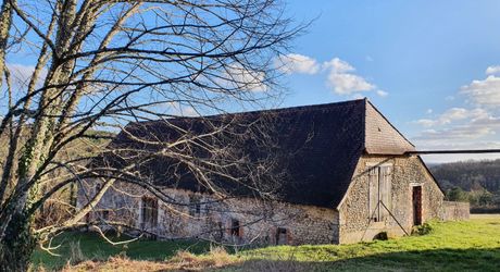 SUPERBLY LOCATED, AN 18TH CENTURY BEAUTIFUL DOMAIN OF 200SQM MAIN HOUSE, FARM HOUSE TO BE RESTORED, 2 LARGE BARNS, SWIMMING POOL, ON 28 GLORIOUS ARCES.  DEP0243