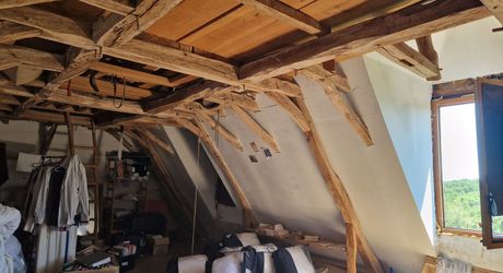 SUPERBLY LOCATED, AN 18TH CENTURY BEAUTIFUL DOMAIN OF 200SQM MAIN HOUSE, FARM HOUSE TO BE RESTORED, 2 LARGE BARNS, SWIMMING POOL, ON 28 GLORIOUS ARCES.  DEP0243