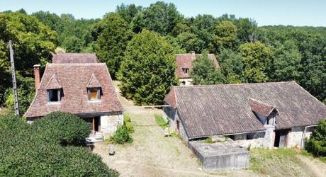 SUPERBLY LOCATED, AN 18TH CENTURY BEAUTIFUL DOMAIN OF 200SQM MAIN HOUSE, FARM HOUSE TO BE RESTORED, 2 LARGE BARNS, SWIMMING POOL, ON 28 GLORIOUS ARCES.  DEP0243