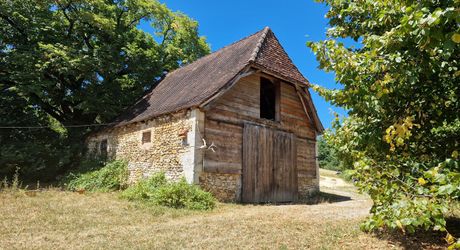 SUPERBLY LOCATED, AN 18TH CENTURY BEAUTIFUL DOMAIN OF 200SQM MAIN HOUSE, FARM HOUSE TO BE RESTORED, 2 LARGE BARNS, SWIMMING POOL, ON 28 GLORIOUS ARCES.  DEP0243