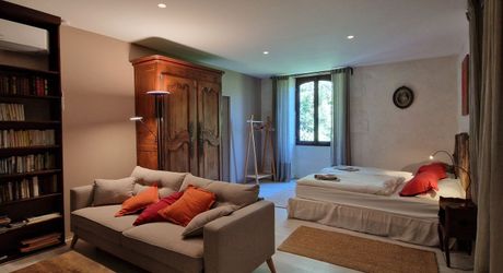 SUPERBLY LOCATED, AN 18TH CENTURY BEAUTIFUL DOMAIN OF 200SQM MAIN HOUSE, FARM HOUSE TO BE RESTORED, 2 LARGE BARNS, SWIMMING POOL, ON 28 GLORIOUS ARCES.  DEP0243