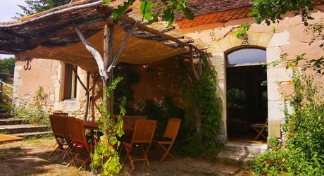 SUPERBLY LOCATED, AN 18TH CENTURY BEAUTIFUL DOMAIN OF 200SQM MAIN HOUSE, FARM HOUSE TO BE RESTORED, 2 LARGE BARNS, SWIMMING POOL, ON 28 GLORIOUS ARCES.  DEP0243