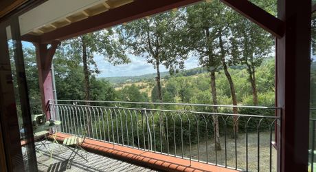 Architect's house with breathtaking views over the valley, 2 minutes from all amenities. 500m² of living space on 2.5 hectares. Indoor swimming pool - Solar panels and very nice amenities!