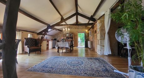 Maison du 18ème siècle magnifiquement restaurée avec gîte, chambre d'hôtes et piscine