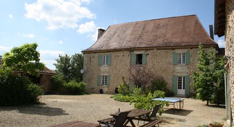 Ancien manoir Périgourdin du XVI° en situation isolée magnifiquement restauré avec deux gîtes et un studio sur environ 2 hectares. Belle piscine avec vue dégagée sur la vallée