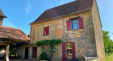 Ferme du XVI° joliment restaurée et sa grange en pierre au calme avec vue