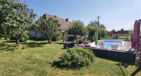 Maison périgourdine de plain pied et sa piscine au calme