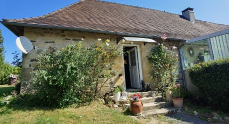 Maison périgourdine de plain pied et sa piscine au calme