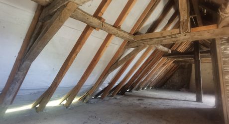 Maison en pierre de 3 chambres avec hangar et grange sur 1,1 hectare de terrain
