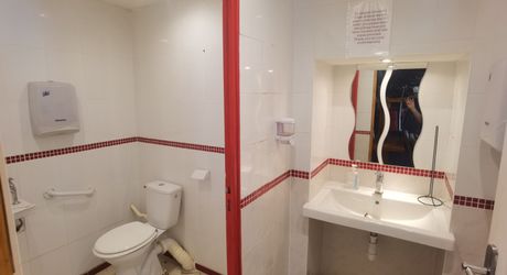 Restaurant bar avec 2 terrasses dans un village proche d'un plan d'eau
