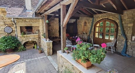 Corps de ferme isolé sur 15 hectares – maison, grange et maison d’amis