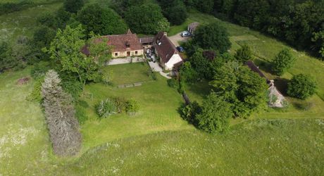 Corps de ferme isolé sur 15 hectares – maison, grange et maison d’amis
